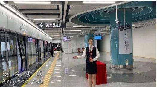 地铁8号线首列车抵达深圳.深圳地铁看海不是梦了